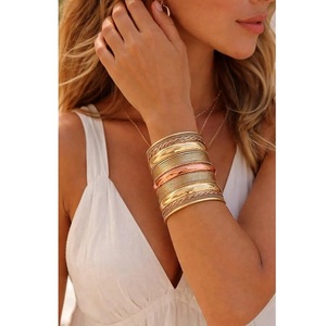 Brazalete Abierto Boho Étnico Tricolor de Cobre y Latón con Borde Ancho Acanalado y Trenzado Magnético - Product Image 4