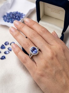 Bague de fiançailles chrétienne en or massif 18 carats avec tanzanite naturelle, sertie à griffes, délicate et luxueuse, pour mariée et occasions spéciales - Product Image 4