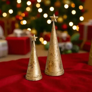 Juego de figuras rústicas de árboles de Navidad en forma de cono dorado con estrellas en la parte superior para una decoración y exhibición elegantes y festivas en la mesa. - Product Image 3