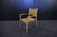 Chaise empilable Alika en teck massif avec pieds coniques, accoudoirs, design moderne, mobilier de salle à manger d'extérieur, finition bien poncée, sans assemblage
