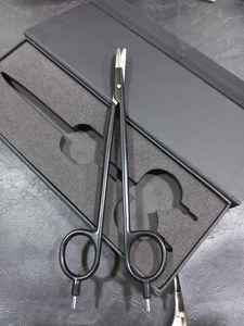 Tijeras eléctricas curvas de acero inoxidable negras para manicura de cutículas - Tijeras para diestros con logotipo y color personalizados - Product Image 4