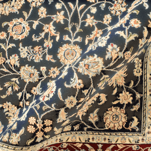 Tapis d'intérieur en laine noué à la main, bleu marine et rouge, à motifs floraux multiples, à poils ras, sur mesure - Product Image 1