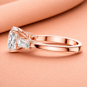 Anillo de Compromiso de Lujo con Diamante Corte Cojín en Oro Rosa y Piedras Laterales Cónicas, Joyería Fina, Anillo de Boda para Mujer - Product Image 2