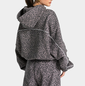Survêtement femme surdimensionné en graphite imprimé léopard avec passepoil contrastant, comprenant un sweat à capuche et un pantalon de jogging à doublure contrastante - Product Image 4