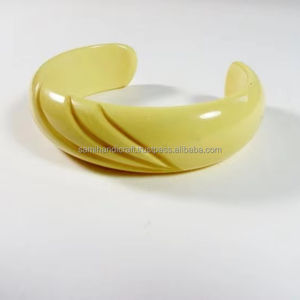 Bracelet de mode d'art en résine vintage fait à la main Bracelet de forme hexagonale multicolore avec un design unique exclusif - Product Image 1