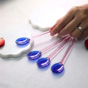 Cuillère à café en verre moderne et colorée avec long manche, capacité de 10 ml, légère, pour mélanger le thé et les desserts, idéale pour les mariages et les fêtes - Product Image 1