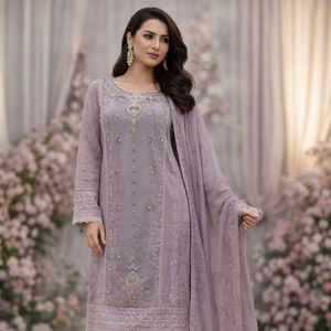 Chiffon brodé, col brodé devant et derrière, travail manuel sur le devant, travail en dentelle, dupatta intérieur en soie, pantalon en chiffon brodé, soie. - Product Image 2