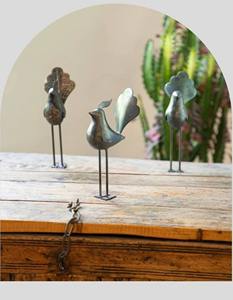Sculpture d'oiseau en métal noir fini, artisanale, avec queue en filigrane, idéale pour une décoration de table ou d'extérieur, vente en gros depuis l'Inde - Product Image 5