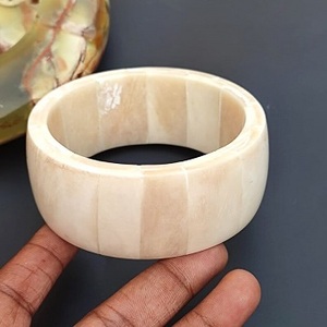 กำไลข้อมือทรงกลมทำมือจากกระดูกควายธรรมชาติ เป็นมิตรกับสิ่งแวดล้อม สไตล์โมเดิร์น ลวดลายทางศาสนา พร้อมตัวล็อคแบบโบราณ จากอินเดีย F S International Wedding - Product Image 4