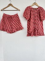 Ensemble Coordonné Pyjama en Coton Imprimé Cerises Roses pour Femme – Tenue de Plage Estivale avec Short à Volants et Haut Boutonné – Vêtements de Détente