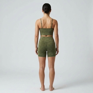 Conjunto Deportivo de Dos Piezas para Mujer, Color Verde Oliva, Sujetador Deportivo Sin Costuras y Pantalones Cortos de Cintura Alta, Ropa Deportiva para Yoga - Product Image 3