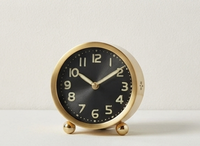 Horloge de table ronde élégante avec finition plaquée or, aiguilles dorées, cadran noir, parfaite pour une décoration intérieure élégante