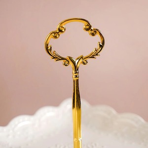Support à dessert en métal de luxe, construction en fer de qualité supérieure avec finition polie lisse, idéal pour une présentation élégante des desserts. - Product Image 6
