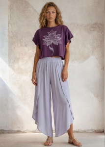 Camiseta corta de algodón con cuello redondo y dobladillo sin rematar para mujer, estilo casual y holgado, ideal para verano y uso diario, con estampado gráfico. - Product Image 4