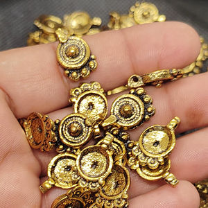 Breloques en laiton à forme géométrique spirale, breloques dorées brutes, breloques bohèmes pour macramé et fabrication de bijoux - Product Image 1