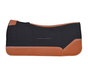 Tapis de selle polyvalent noir et marron avec doublure en polaire, coque en néoprène et feutre non tissé – Équipement d'équitation - Product Image 1