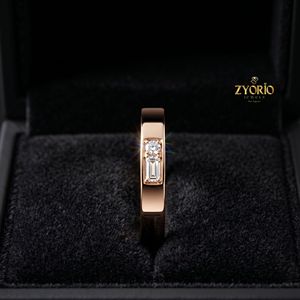 Anillo de boda minimalista con incrustaciones en oro de 10K y detalles modernos de baguette - Product Image 2