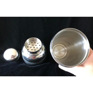 Shaker à cocktails en métal de qualité supérieure, conçu pour les barman professionnels et les mixologues amateurs recherchant des outils de préparation de boissons impeccables. - Product Image 5