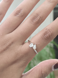 Anillo de Lujo con Diamante Cultivado en Laboratorio con Corte Pera, Certificado IGI, Oro Amarillo de 14K, Diseño de Banda Ondulada con Engaste Pavé, para Mujer - Product Image 1