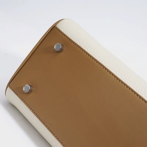 Sac à bandoulière en cuir véritable de qualité supérieure pour femme, élégant sac fourre-tout marron beige avec poignée supérieure et bandoulière réglable - Product Image 2