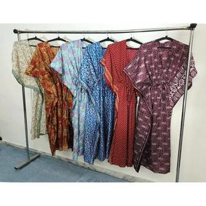 Robe longue kaftan tendance en pure soie, tenue de nuit d'été et cache-maillot de bain pour femmes grandes tailles, artisanat ethnique fabriqué en Inde - Product Image 4