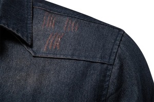 Chemise en jean pour homme, coupe classique, 100% polyester, couleur unie, manches longues, col rabattu, style décontracté streetwear, écologique - Product Image 3