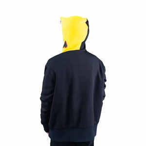 เสื้อฮู้ดซิปสีดำสำหรับผู้ชาย ลายหน้าเป็ดสีเหลือง พร้อมตัวอักษรสีขาวพิมพ์บนแขนเสื้อ สวมใส่สบายๆ ในฤดูใบไม้ร่วง รับผลิตแบบ OEM ODM - Product Image 4