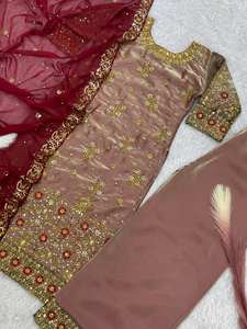 Traje Salwar de Seda Estilo Tradicional Pakistaní para Mujer con Bordado Intenso, Reversible y Lavable, Ropa Étnica a Precio de Mayoreo - Product Image 3