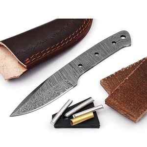 Hoja en bruto de acero de Damasco premium de espiga completa para ensamblaje de mango personalizado, hoja en bruto para uso exterior con funda de cuero - Product Image 1