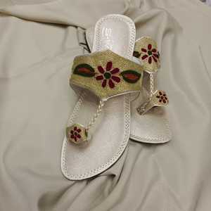 Sandales à lanières brodées florales pour femmes, modèles personnalisés, faible MOQ et prix, chaussures d'été antidérapantes à bout ouvert pour femmes et filles - Product Image 5