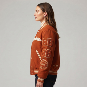 Veste universitaire pour femmes, design avec patch brodé, rembourrage en coton, col rond, style automne, vestes universitaires de baseball pour femmes - Product Image 4