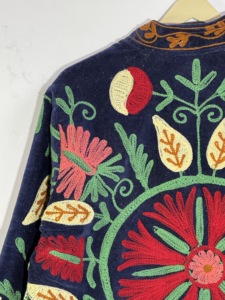 Chaqueta Suzani de Terciopelo Azul Marino • Abrigo Floral Bordado Estilo Boho • Prenda Hecha a Mano para Festivales • Estilo Étnico Bohemio Colorido - Product Image 4
