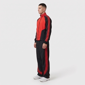 Survêtement deux pièces pour homme rouge et noir avec manches rayées, empiècements de pantalon incurvés et design contemporain à coupe décontractée - Product Image 3