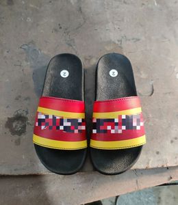 Pantuflas de Invierno Ligeras y Cómodas con Bordado, de PVC, Punta Abierta, Plantilla Suave y Transpirable, Antideslizantes y de Secado Rápido - Product Image 1