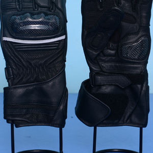 Gants de moto noirs en cuir de vachette avec logo personnalisé, pour l'hiver, style racing, avec protection des articulations. - Product Image 6