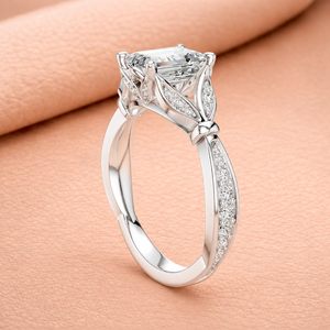 Bague de fiançailles en or blanc avec diamant taille émeraude, coupe de précision, pierre centrale haute clarté, sertissage à griffes et bande pavée étincelante - Product Image 3
