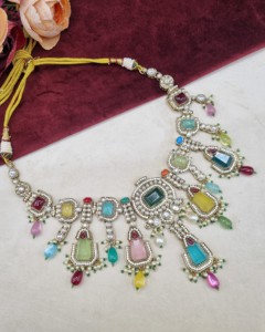 Collar de diseñador con piedra de corte radiante hecho a mano, con aretes y mangtika para mujer, colección de joyería tradicional étnica. - Product Image 5