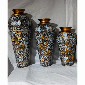 Un ensemble de vases à fleurs en métal de style artistique. - Product Image 1