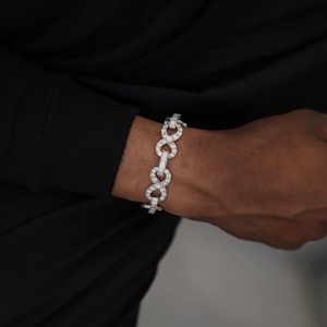 Pulsera cubana de lujo en oro y plata con detalles de piedras baguette para hombre, joyería hip hop estilo iced out para fiestas. - Product Image 1