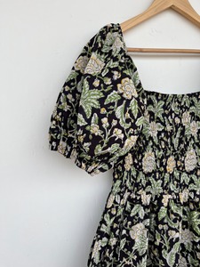 Robe longue d'été bohème pour femme, en coton noir à imprimé floral, avec corsage smocké et manches courtes, à volants – Fabricant de vêtements pour femmes - Product Image 3