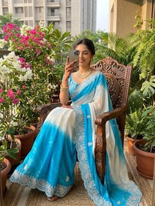 Sari en Georgette Fantaisie avec Bordure Brodée et Broderie de Sequins, Sari de Soirée, Sari de Créateur avec Bordure et Pompons Miroir - Product Image 4