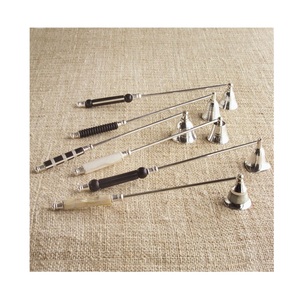 Éteignoir à bougie en métal élégant, idéal pour un contrôle sûr de la flamme, parfait pour optimiser l'entretien des bougies lors des repas et des événements. - Product Image 1