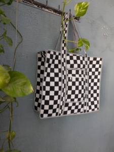 Bolso Tote Acolchado de Algodón con Diseño a Cuadros Blanco y Negro y Bolsillo con Cremallera - Product Image 2