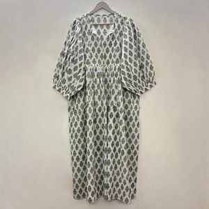 เดรสสั้นคอวี แขนสามส่วน แต่งระบายลูกไม้  ผ้าฝ้ายแท้ 100%  ลายพิมพ์ดอกไม้แบบแฮนด์บล็อก  งานแฮนด์เมด  เป็นมิตรต่อสิ่งแวดล้อม  เอวทรงธรรมชาติ - Product Image 1