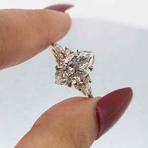 Bague en diamant taille marquise classique, unique, fabriquée à la main, créative et artisanale, en or jaune 14 carats pour femme, cadeau de mariage pour demoiselle d'honneur - Product Image 1