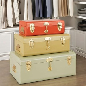 Caja de almacenamiento metálica multicolor rectangular apilable con cierres dorados, diseño clásico para organizar ropa - Product Image 1