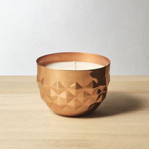 Porte-bougie en métal classique pour décoration intérieure traditionnelle, offrant un attrait intemporel et une éclairage d'ambiance doux. - Product Image 1