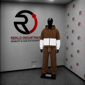 Conjunto Deportivo de Dos Piezas para Hombre, Color Marrón y Blanco, Sudadera con Cremallera Completa y Pantalones Jogger a Juego, Estilo Moderno e Informal - Product Image 3