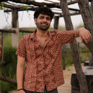 Camisa de Algodón Estampada a Mano en Color Marrón Óxido para Hombre, Motivo Geométrico Tradicional, Ropa Casual de Verano, Camisa de Tela de Algodón Transpirable - Product Image 1