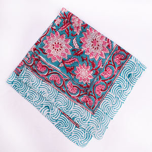 Craftjaipur Foulard de plage multifonctionnel décontracté d'été écologique en coton floral, bandana carré à motifs rose, bleu et blanc - Product Image 6